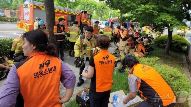 본문 이미지 - 지친 소방대원들을 지원하는 부평 의용소방대원들(인천소방본부 제공) / 뉴스1