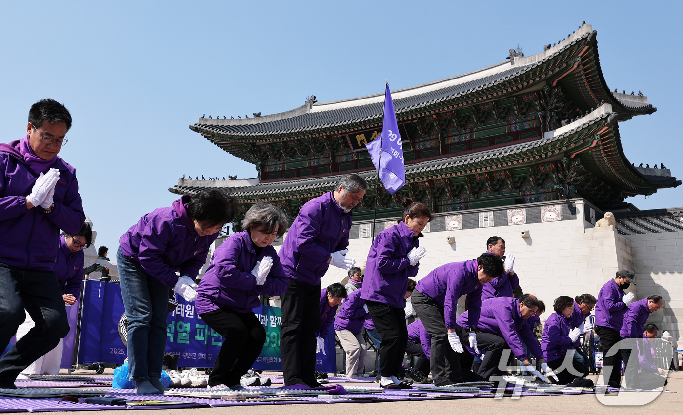 (서울=뉴스1) 오대일 기자 = 10.29 이태원 참사 유가족협의회와 시민대책회의 관계자들이 19일 오후 1시 59분 서울 종로구 광화문광장 월대 앞에서 '윤석열 대통령 파면 기원 …