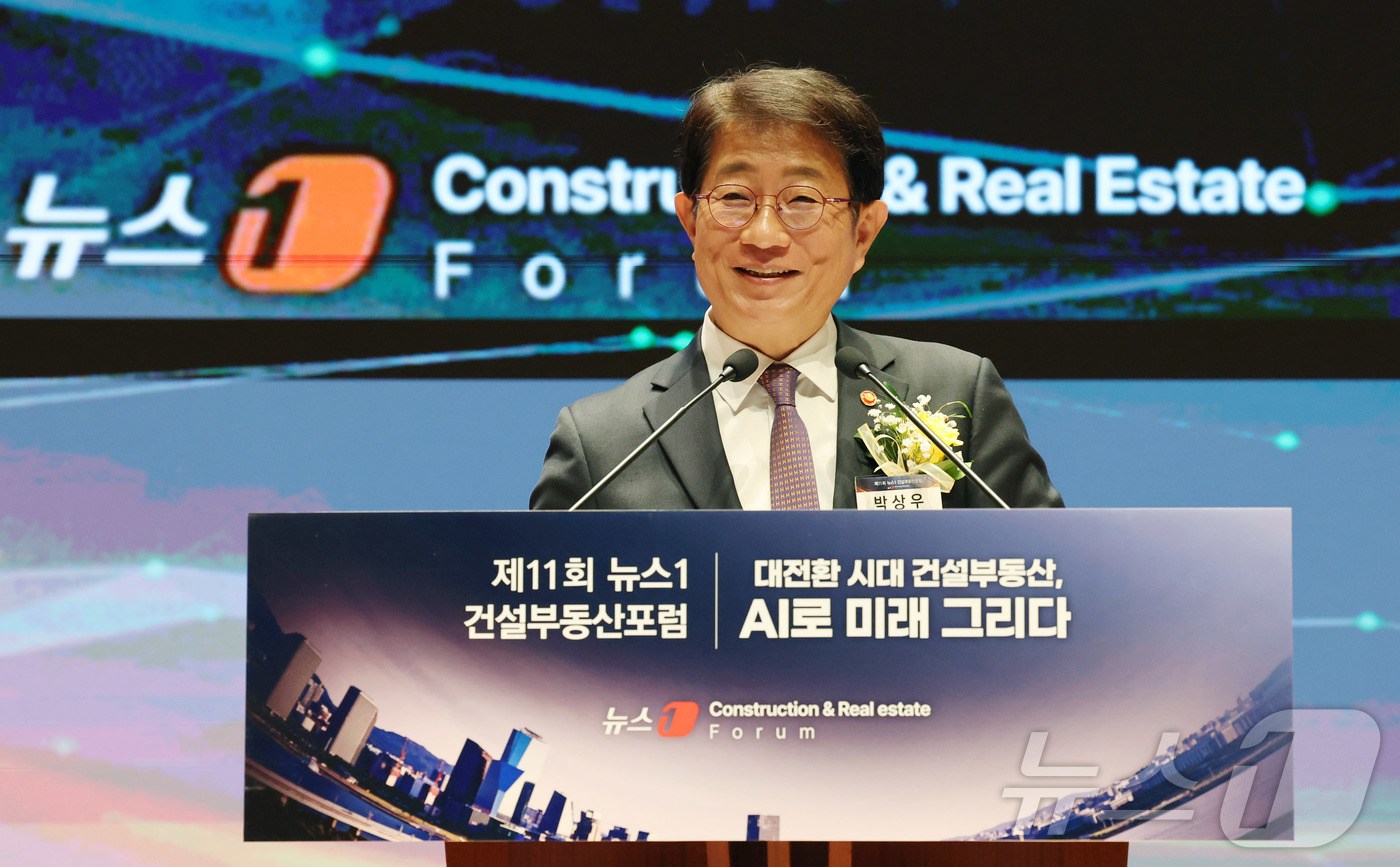 (서울=뉴스1) 박세연 기자 = 박상우 국토교통부 장관이 19일 서울 여의도 한국거래소에서 열린 제11회 뉴스1 건설부동산포럼에서 축사를 하고 있다.올해로 11회를 맞이한 이번 뉴 …