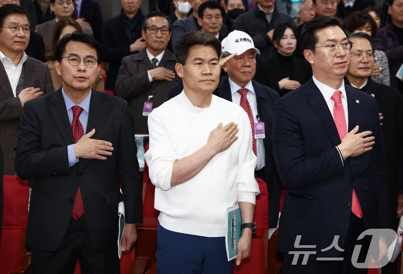 (서울=뉴스1) 김민지 기자 = 국민의힘 윤상현 의원이 19일 국회 의원회관에서 열린 미래자유연대 국민대토론회에서 한국사 강사 전한길 씨 등과 국민의례를 하고 있다. 2025.3. …