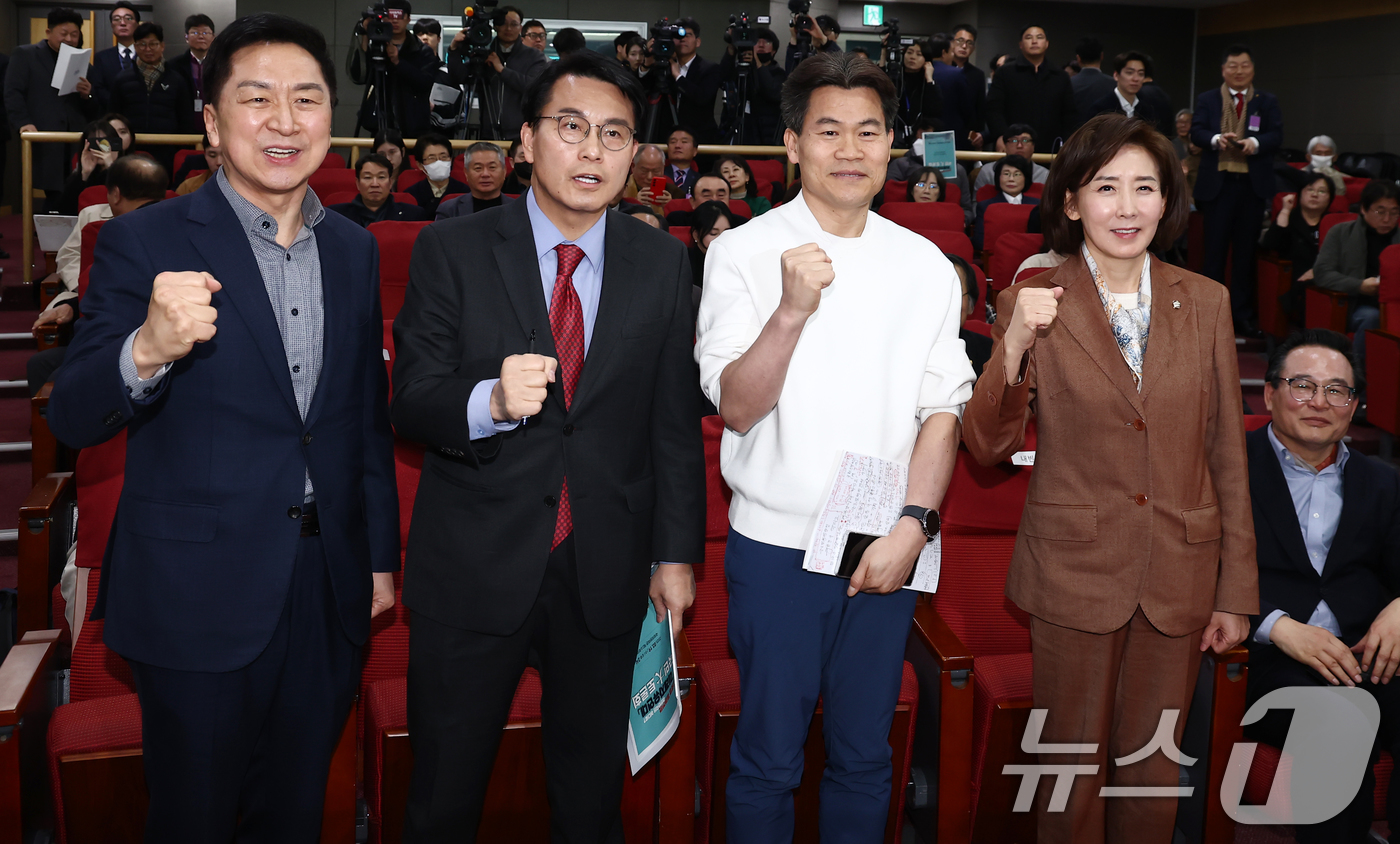 (서울=뉴스1) 김민지 기자 = 국민의힘 김기현(왼쪽부터), 윤상현 의원, 한국사 강사 전한길 씨, 나경원 의원이 19일 국회 의원회관에서 열린 미래자유연대 국민대토론회에 참석해 …