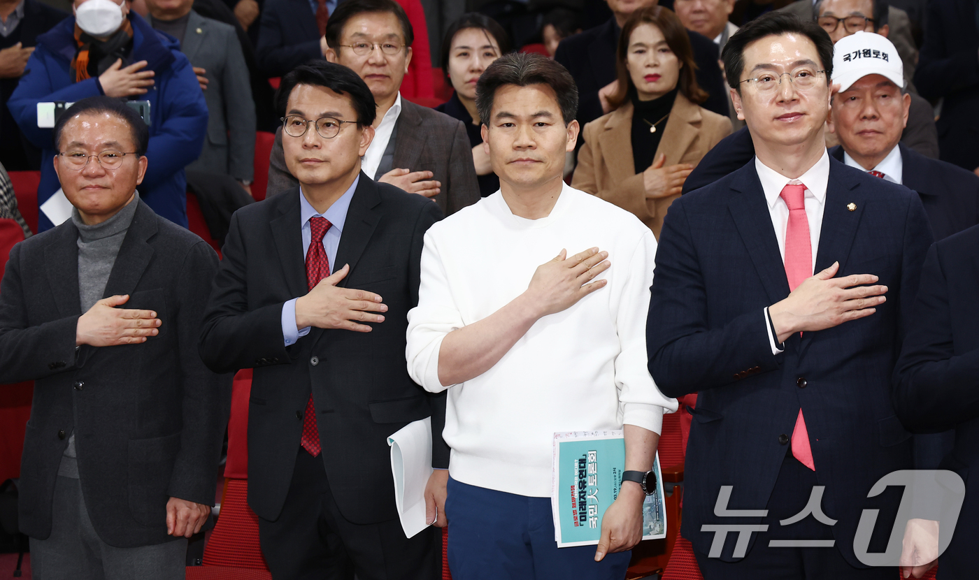 (서울=뉴스1) 김민지 기자 = 국민의힘 윤상현 의원이 19일 국회 의원회관에서 열린 미래자유연대 국민대토론회에서 한국사 강사 전한길 씨 등과 국민의례를 하고 있다. 2025.3. …