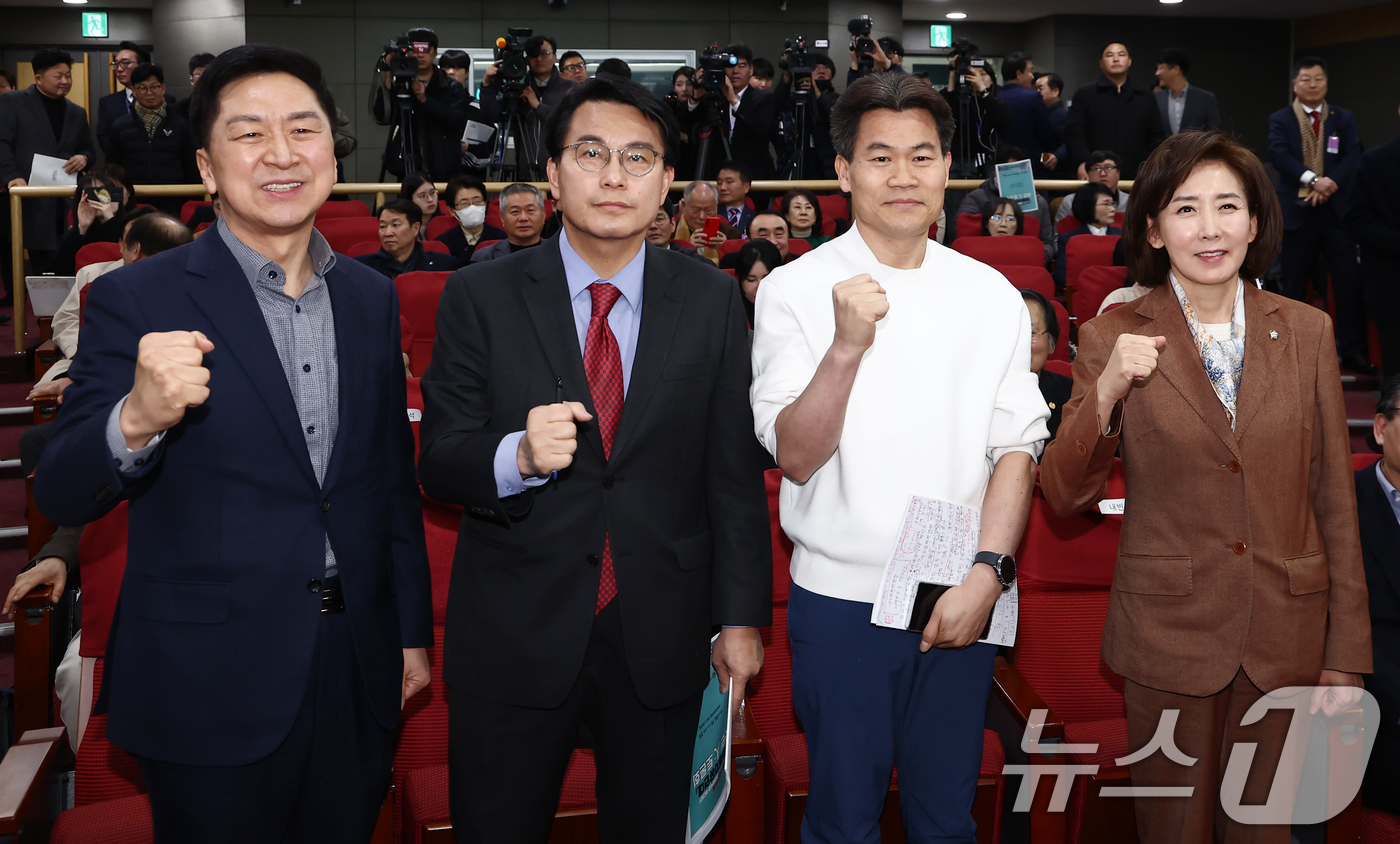 (서울=뉴스1) 김민지 기자 = 국민의힘 김기현(왼쪽부터), 윤상현 의원, 한국사 강사 전한길 씨, 나경원 의원이 19일 국회 의원회관에서 열린 미래자유연대 국민대토론회에 참석해 …