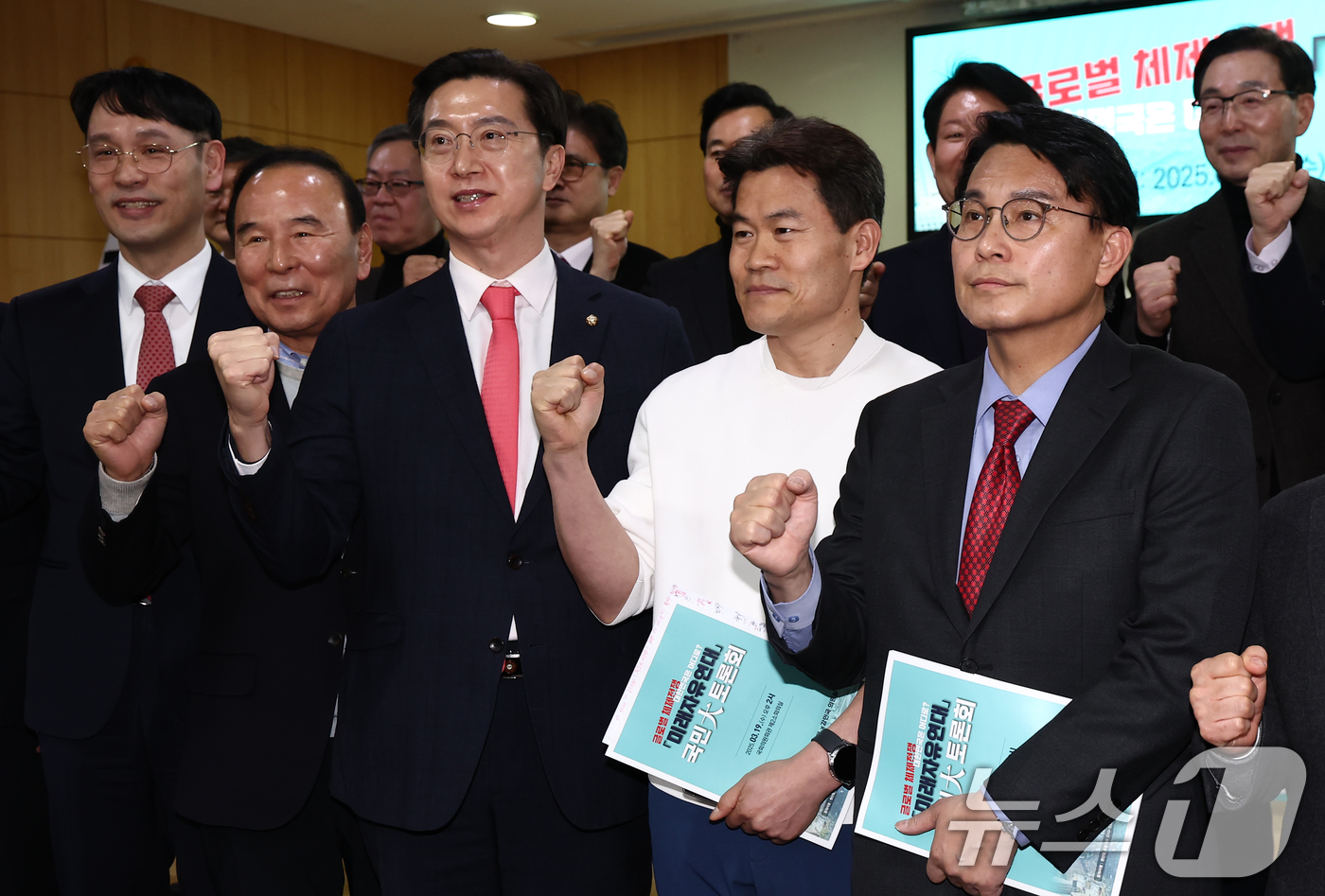 (서울=뉴스1) 김민지 기자 = 국민의힘 윤상현 의원, 한국사 강사 전한길 씨 등 참석자들이 19일 국회 의원회관에서 열린 미래자유연대 국민대토론회에서 기념촬영을 하고 있다. 20 …