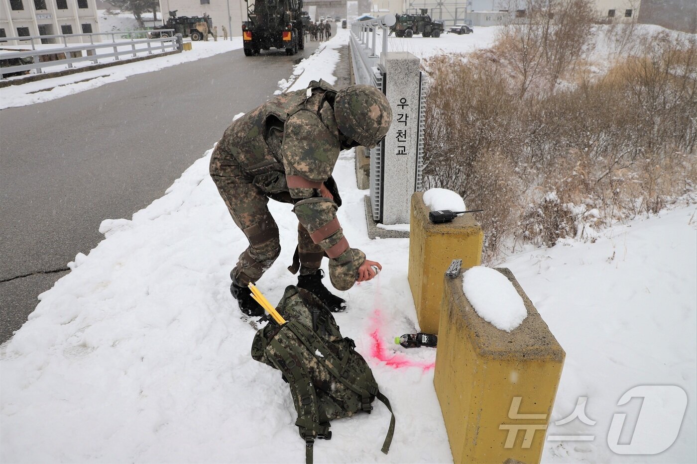 본문 이미지 - 연합 EHCT팀이 EH/IED를 발견 후 원점을 보존하고 있다.(3공병여단 제공, 재판매 및 DB금지)