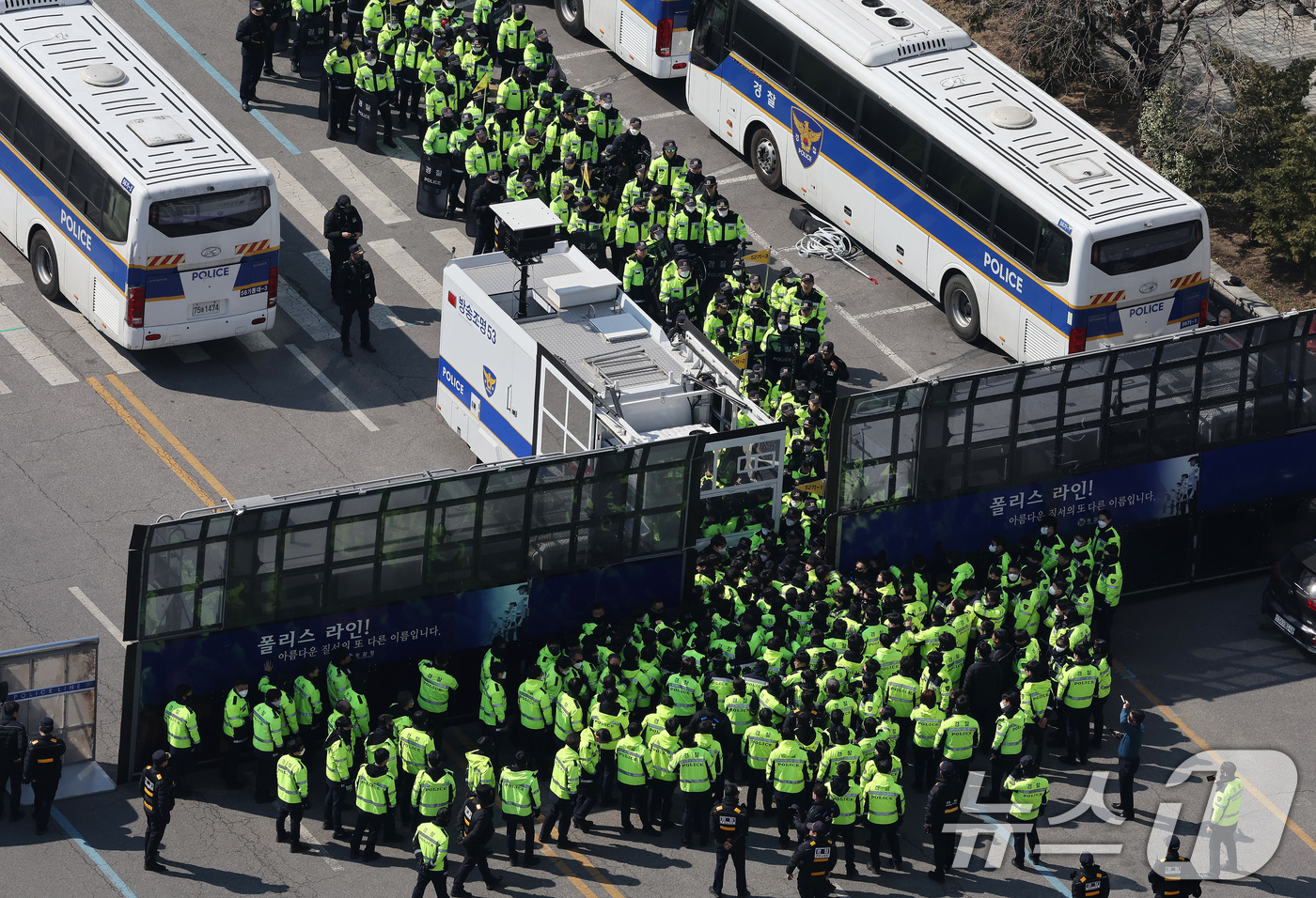 (서울=뉴스1) 이동해 기자 = 헌법재판소가 윤석열 대통령 탄핵심판 선고기일을 지정하지 않고 역대 대통령 사건 중 최장 기간 심리를 이어가고 있는 19일 서울경찰청 기동본부에서 경 …