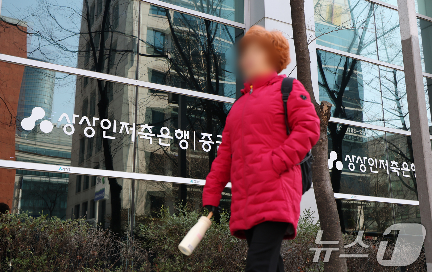 (성남=뉴스1) 김영운 기자 = 금융위원회는 19일 정례회의를 열고 저축은행 2곳에 대한 적기시정조치 여부를 논의한다. 이번 적기시정조치에 포함된 저축은행은 자산 규모 기준 10위 …