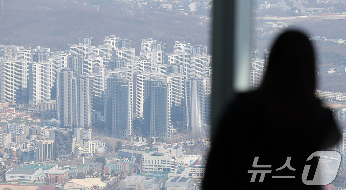 (서울=뉴스1) 김성진 기자 = 정부와 서울시가 강남3구(강남·서초·송파구)에서 촉발된 집값 상승세가 거세지자 강남3구와 용산구 일대 아파트 전체를 토지거래허가구역으로 재지정했다. …