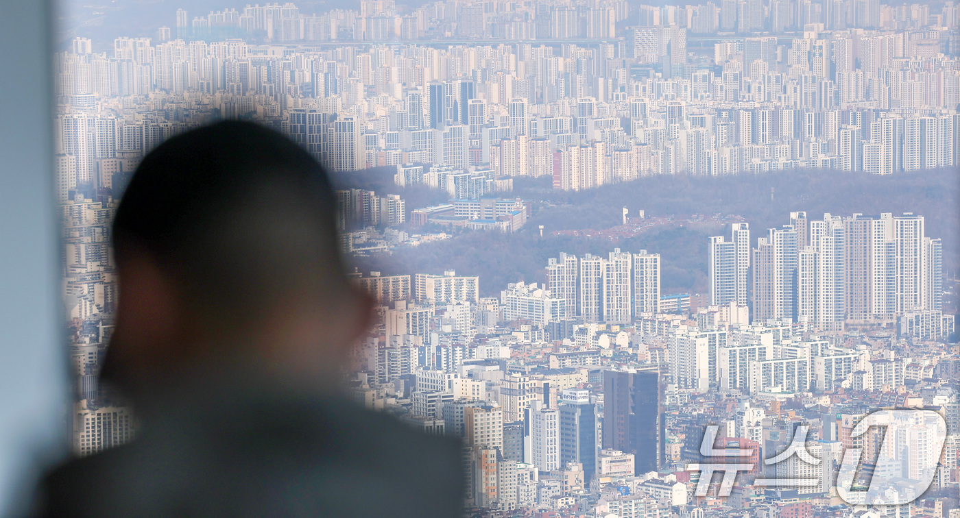 (서울=뉴스1) 김성진 기자 = 정부와 서울시가 강남3구(강남·서초·송파구)에서 촉발된 집값 상승세가 거세지자 강남3구와 용산구 일대 아파트 전체를 토지거래허가구역으로 재지정했다. …