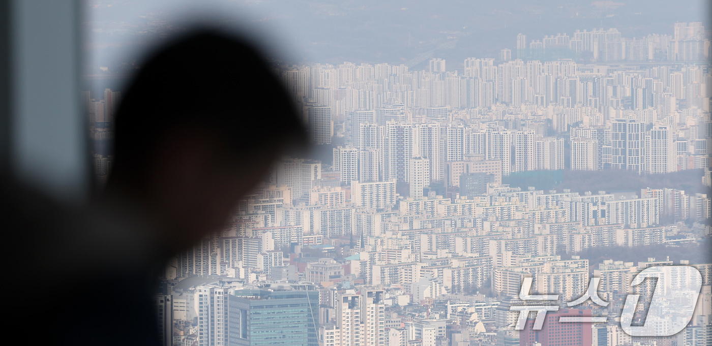 (서울=뉴스1) 김성진 기자 = 정부와 서울시가 강남3구(강남·서초·송파구)에서 촉발된 집값 상승세가 거세지자 강남3구와 용산구 일대 아파트 전체를 토지거래허가구역으로 재지정했다. …