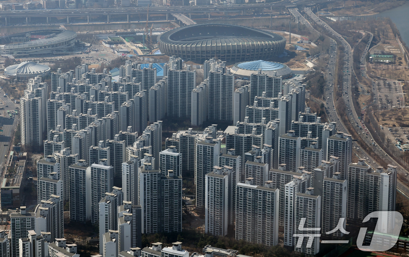 (서울=뉴스1) 김성진 기자 = 정부와 서울시가 강남3구(강남·서초·송파구)에서 촉발된 집값 상승세가 거세지자 강남3구와 용산구 일대 아파트 전체를 토지거래허가구역으로 재지정했다. …