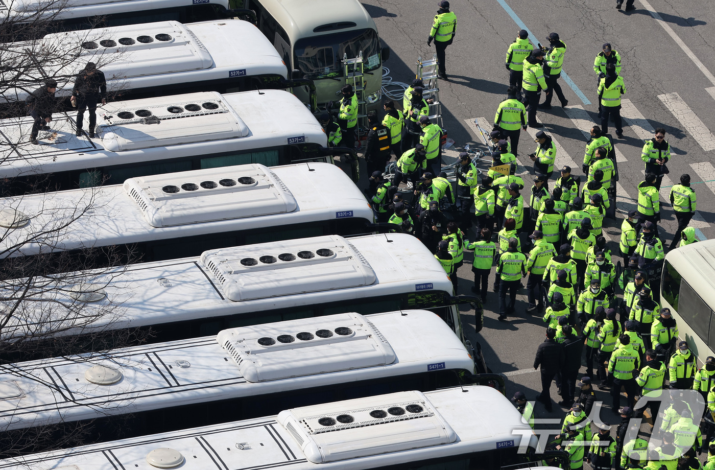 (서울=뉴스1) 이동해 기자 = 헌법재판소가 윤석열 대통령 탄핵심판 선고기일을 지정하지 않고 역대 대통령 사건 중 최장 기간 심리를 이어가고 있는 19일 서울경찰청 기동본부에서 경 …