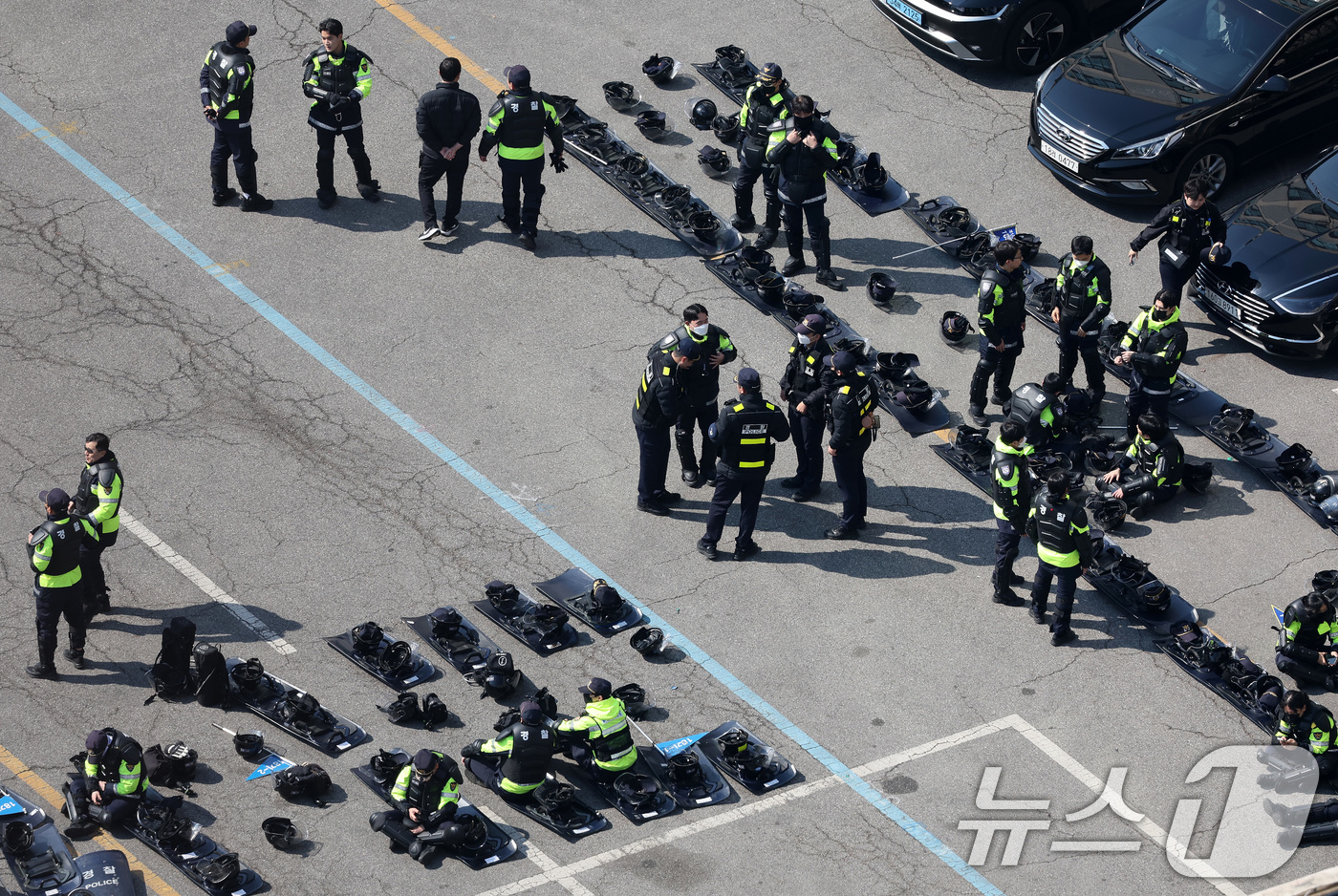 (서울=뉴스1) 이동해 기자 = 헌법재판소가 윤석열 대통령 탄핵심판 선고기일을 지정하지 않고 역대 대통령 사건 중 최장 기간 심리를 이어가고 있는 19일 서울경찰청 기동본부에서 탄 …