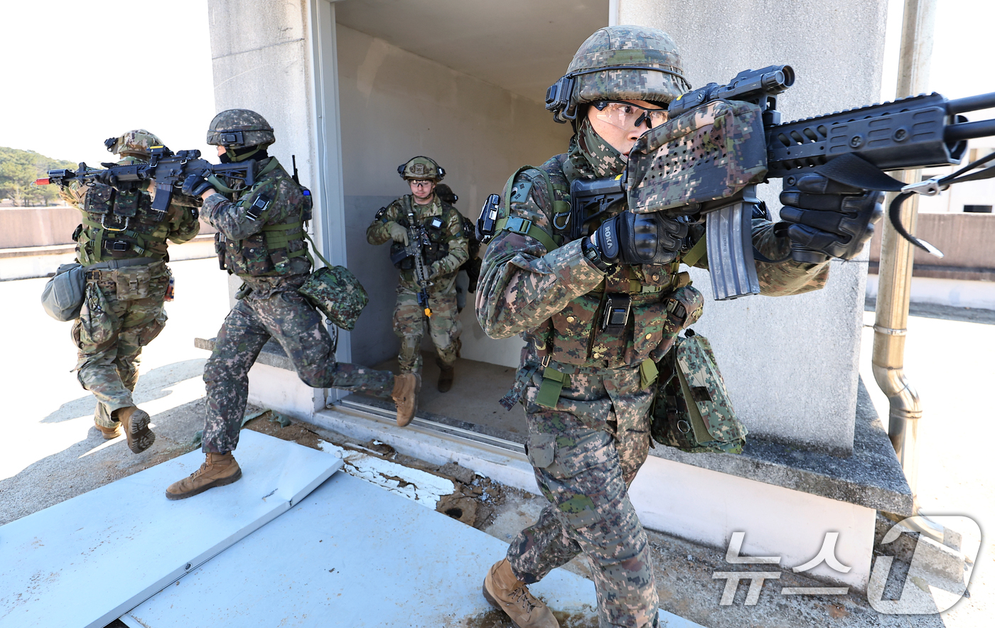 (파주=뉴스1) 박정호 기자 = 육군 제30기갑여단 비호대대와 미2사단/한미연합사단 스트라이커 여단 장병들이 19일 오후 경기도 파주시 도시지역작전 훈련장에서 한미 연합 도시지역작 …