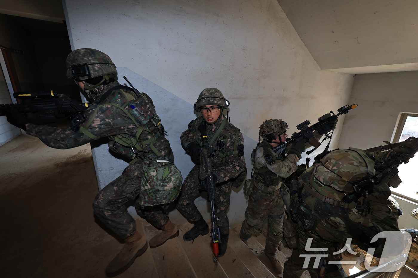 (파주=뉴스1) 박정호 기자 = 육군 제30기갑여단 비호대대와 미2사단/한미연합사단 스트라이커 여단 장병들이 19일 오후 경기도 파주시 도시지역작전 훈련장에서 한미 연합 도시지역작 …