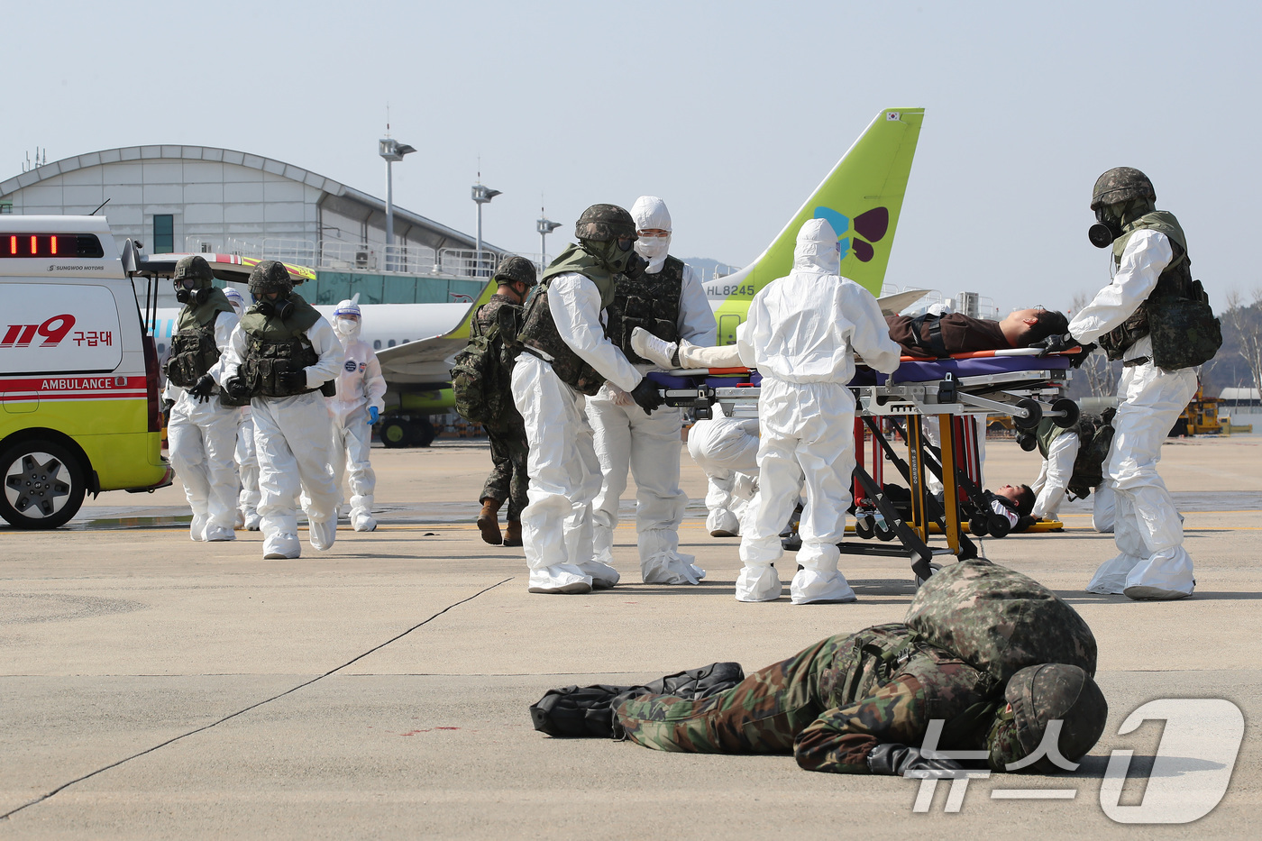 (대구=뉴스1) 공정식 기자 = 19일 오후 대구 동구 대구국제공항에서 '2025 자유의 방패(FS)' 연습의 하나로 적의 핵·대량살상무기(WMD) 공격 상황을 가정해 육군 50사 …