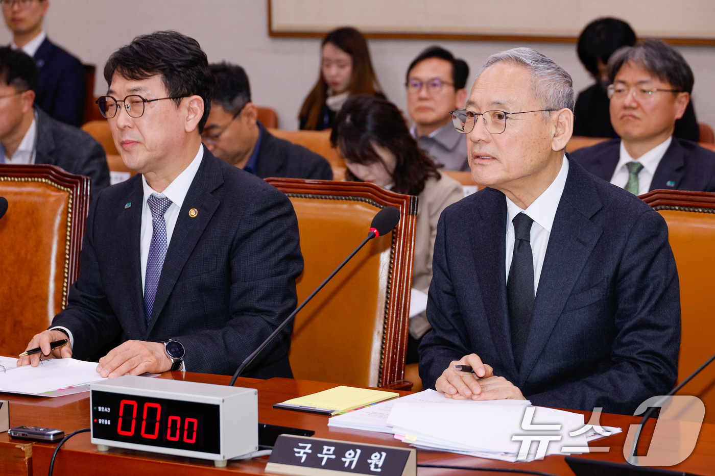 (서울=뉴스1) 안은나 기자 = 유인촌 문화체육관광부 장관이 19일 오후 서울 여의도 국회에서 열린 제423회 국회(임시회) 법제사법위원회 제2차 전체회의에 출석해 의원 질의에 답 …