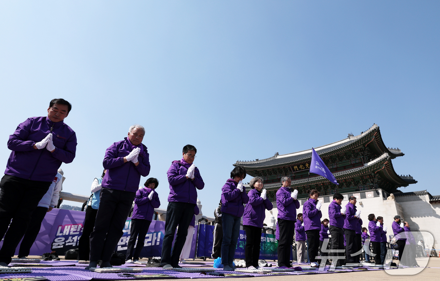 (서울=뉴스1) 오대일 기자 = 10.29 이태원 참사 유가족협의회와 시민대책회의 관계자들이 19일 오후 1시 59분 서울 종로구 광화문광장 월대 앞에서 '윤석열 대통령 파면 기원 …