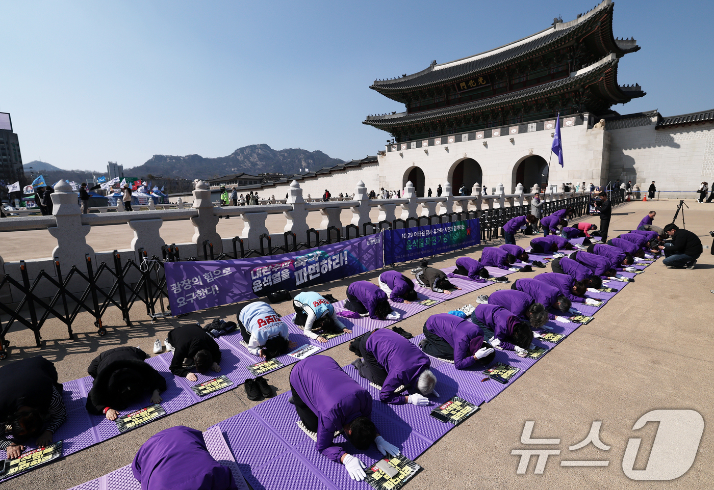 (서울=뉴스1) 오대일 기자 = 10.29 이태원 참사 유가족협의회와 시민대책회의 관계자들이 19일 오후 1시 59분 서울 종로구 광화문광장 월대 앞에서 '윤석열 대통령 파면 기원 …