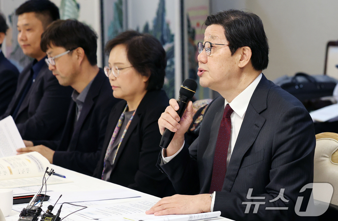 (서울=뉴스1) 임세영 기자 = 노연홍 의료개혁특별위원회 위원장이 19일 서울 종로구 정부서울청사에서 열린 제8차 의료개혁특별위원회 회의에서 모두발언을 하고 있다. 2025.3.1 …