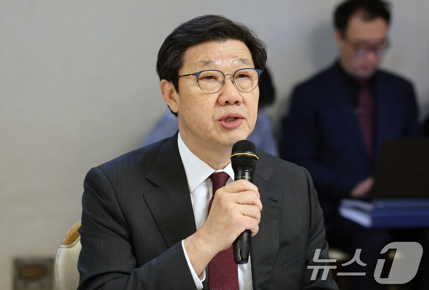 (서울=뉴스1) 임세영 기자 = 노연홍 의료개혁특별위원회 위원장이 19일 서울 종로구 정부서울청사에서 열린 제8차 의료개혁특별위원회 회의에서 모두발언을 하고 있다. 2025.3.1 …