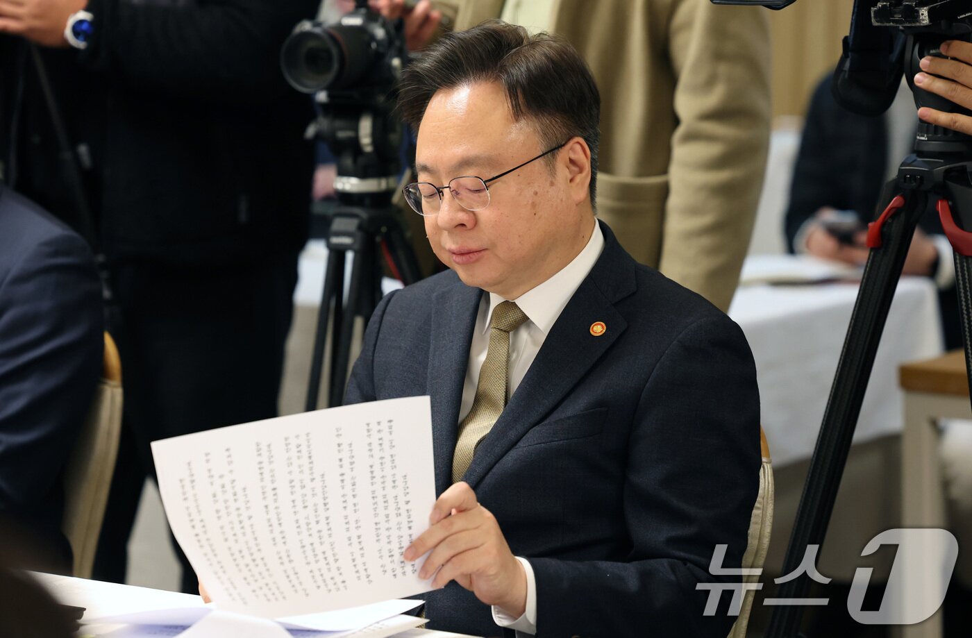 본문 이미지 - 조규홍 보건복지부 장관이 19일 서울 종로구 정부서울청사에서 열린 제8차 의료개혁특별위원회 회의에 참석해 자리하고 있다. 2025.3.19/뉴스1 ⓒ News1 임세영 기자