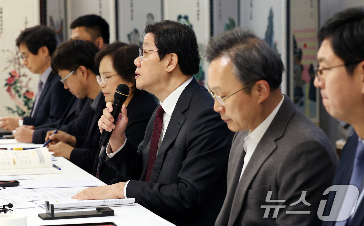 (서울=뉴스1) 임세영 기자 = 노연홍 의료개혁특별위원회 위원장이 19일 서울 종로구 정부서울청사에서 열린 제8차 의료개혁특별위원회 회의에서 모두발언을 하고 있다. 2025.3.1 …