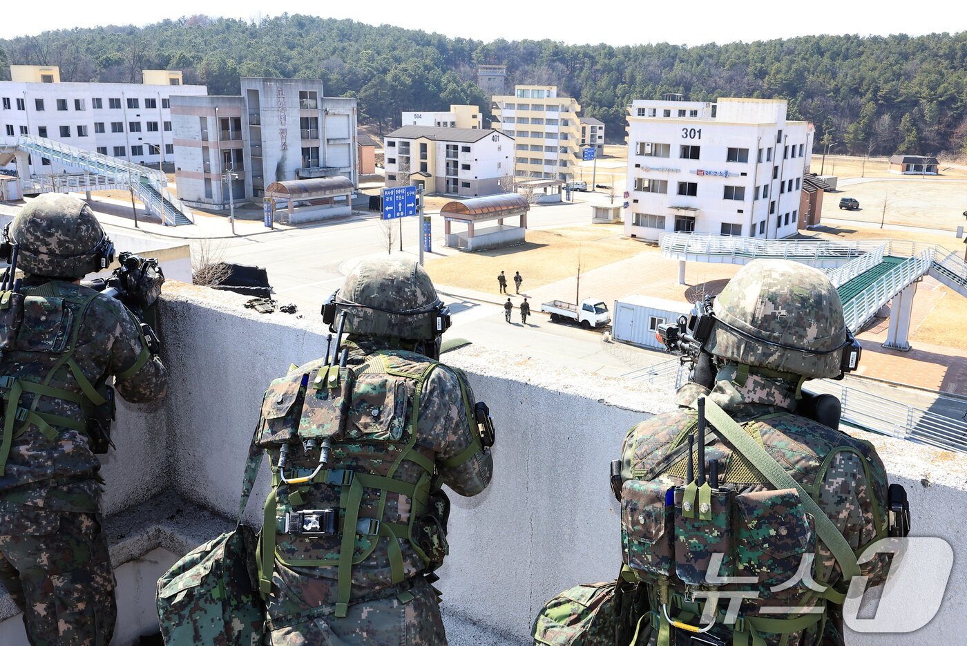 본문 이미지 - 육군 제30기갑여단 비호대대 장병들이 19일 오후 경기도 파주시 도시지역작전 훈련장에서 한미 연합 도시지역작전 훈련을 펼치고 있다. 2025.3.19/뉴스1 ⓒ News1 박정호 기자