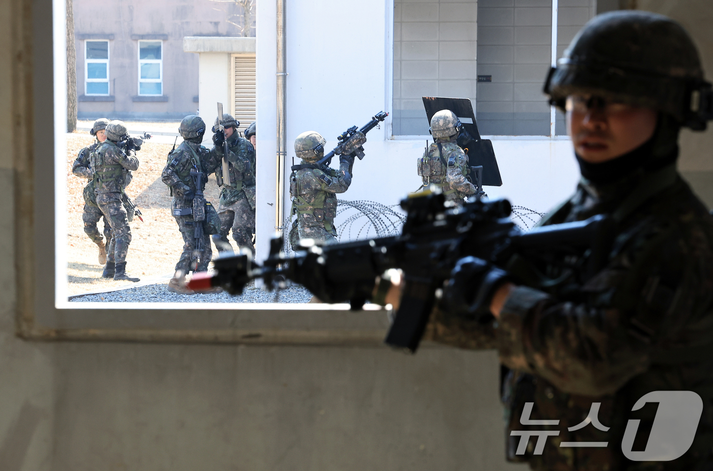 (파주=뉴스1) 박정호 기자 = 육군 제30기갑여단 비호대대 장병들이 19일 오후 경기도 파주시 도시지역작전 훈련장에서 한미 연합 도시지역작전 훈련을 펼치고 있다.한미 연합연습 ' …