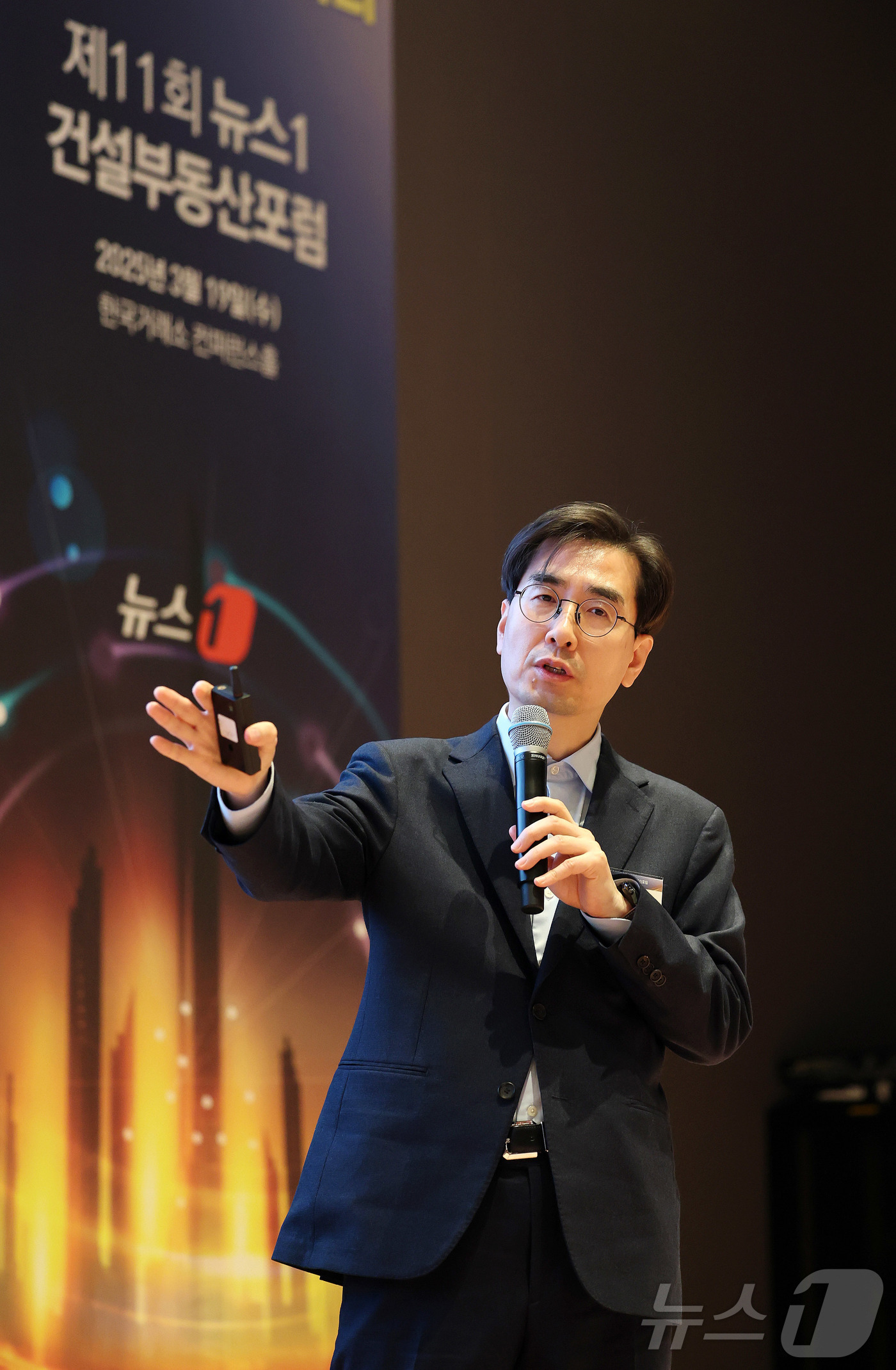 (서울=뉴스1) 박세연 기자 = 명현 카이스트 공과대학 전기 및 전자공학부 교수가 19일 서울 여의도 한국거래소에서 열린 제11회 뉴스1 건설부동산포럼에서 특별강연을 하고 있다.올 …