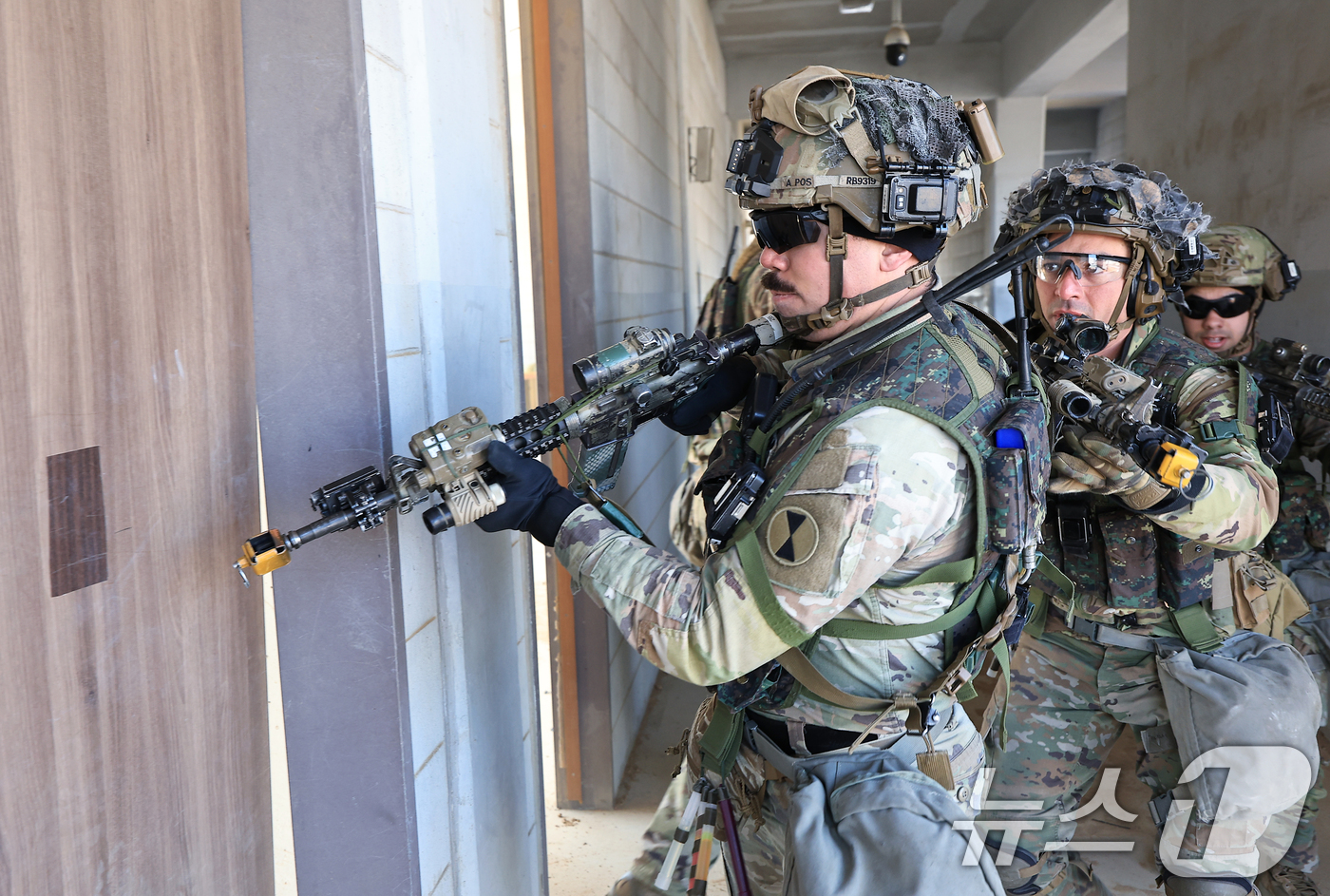 (파주=뉴스1) 박정호 기자 = 미2사단/한미연합사단 스트라이커 여단 장병들이 19일 오후 경기도 파주시 도시지역작전 훈련장에서 한미 연합 도시지역작전 훈련을 펼치고 있다.한미 연 …