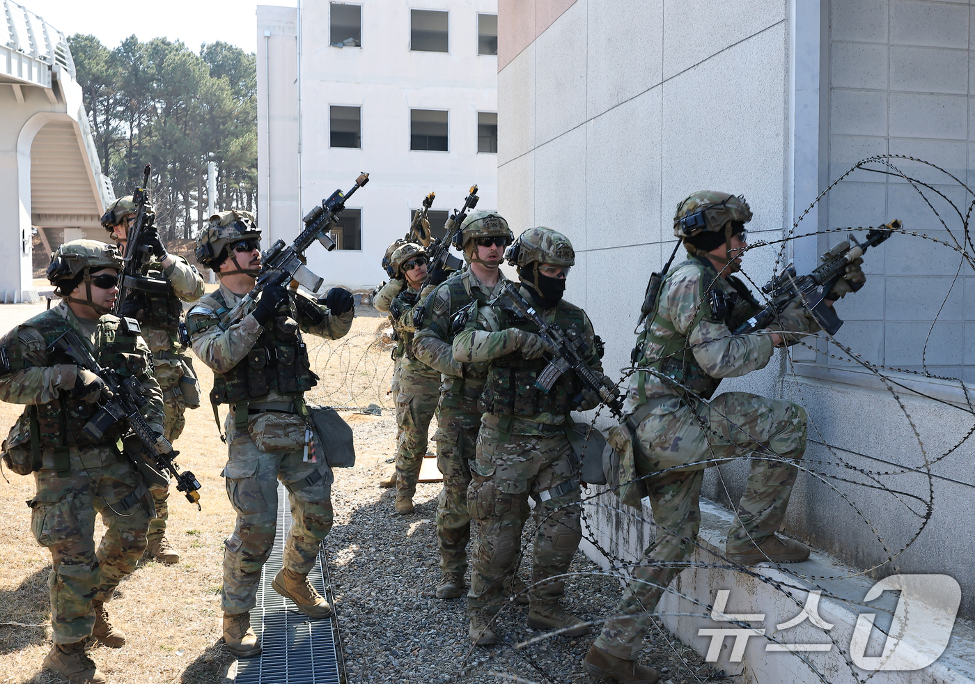 (파주=뉴스1) 박정호 기자 = 미2사단/한미연합사단 스트라이커 여단 장병들이 19일 오후 경기도 파주시 도시지역작전 훈련장에서 한미 연합 도시지역작전 훈련을 펼치고 있다.한미 연 …