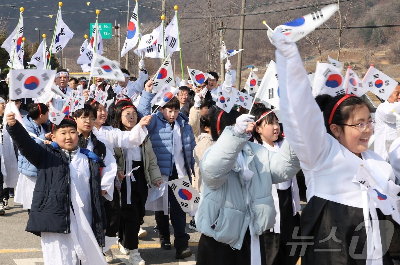 본문 이미지 - 19일 오후 충북 괴산 소수면 만세운동 유적비동산에서 소수만세운동 재현 행사가 열렸다. 송인헌 괴산군수와 지역 인사, 주민 150여 명이 태극기를 들고 행진하고 있다. &#40;괴산군 제공, 재판매 및 DB금지&#41;.2025.03.19/뉴스1 ⓒ News1 이성기 기자