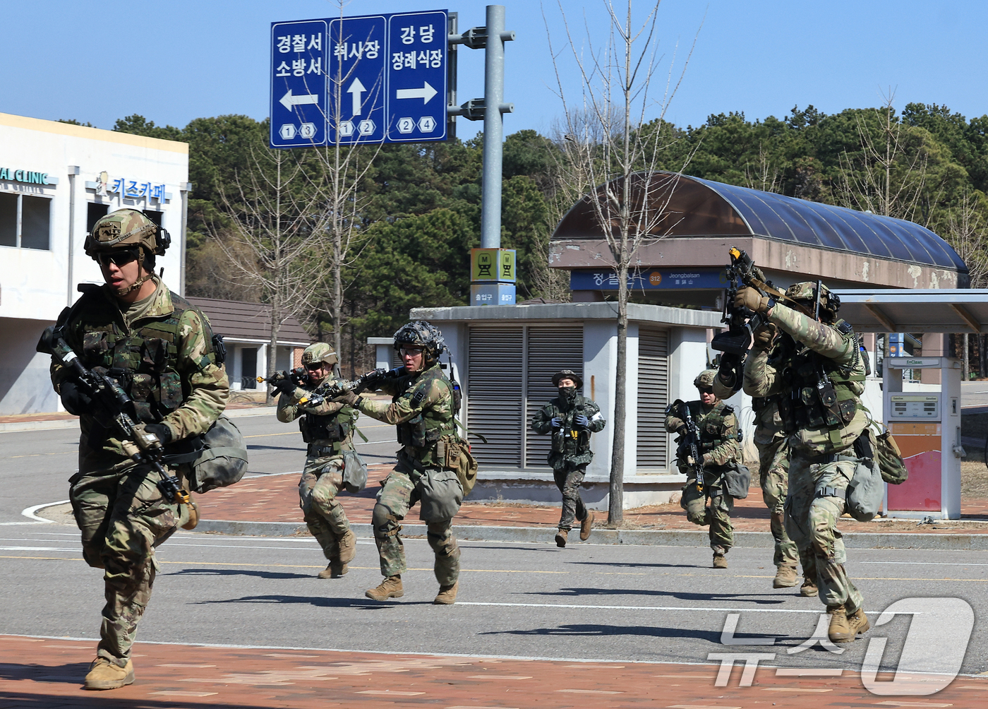 (파주=뉴스1) 박정호 기자 = 미2사단/한미연합사단 스트라이커 여단 장병들이 19일 오후 경기도 파주시 도시지역작전 훈련장에서 한미 연합 도시지역작전 훈련을 펼치고 있다.한미 연 …