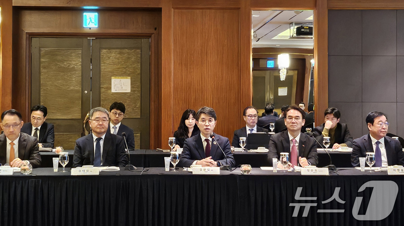 (서울=뉴스1) = 김완섭 환경부장관(앞줄 가운데)이 19일 서울 강남구 그랜드인터컨티넨탈호텔에서 열린 지속가능기업발전협의회(KBCSD) 정책간담회에서 인사말을 하고 있다. (환경 …