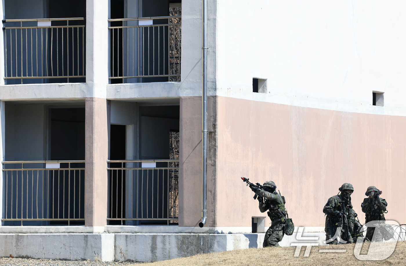 (파주=뉴스1) 박정호 기자 = 육군 제30기갑여단 비호대대 장병들이 19일 오후 경기도 파주시 도시지역작전 훈련장에서 한미 연합 도시지역작전 훈련을 펼치고 있다.한미 연합연습 ' …