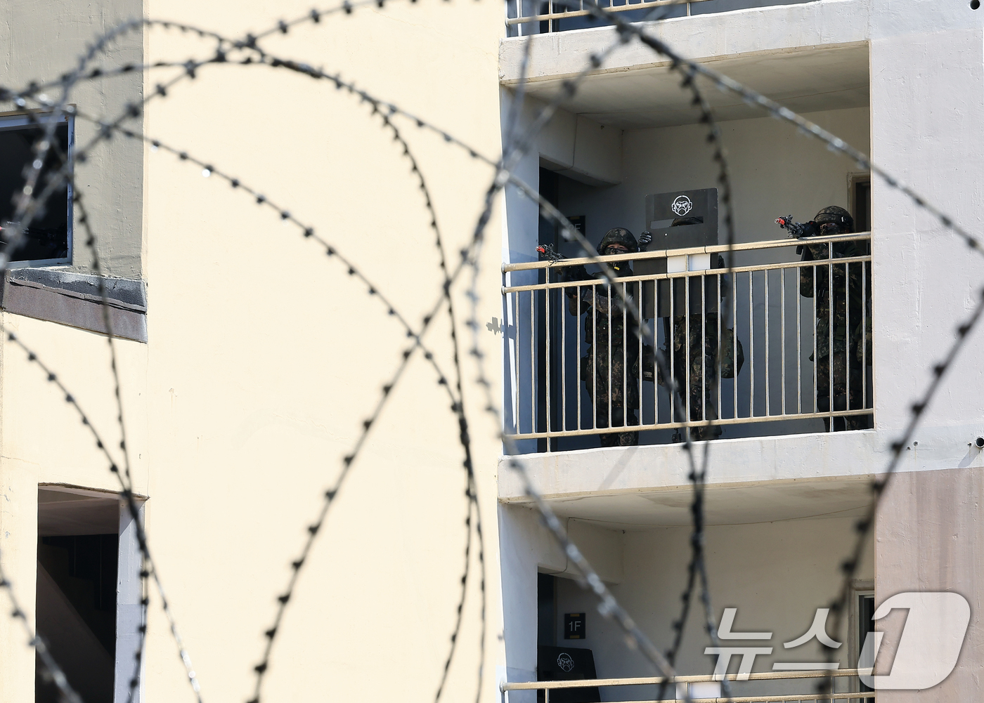 (파주=뉴스1) 박정호 기자 = 육군 제30기갑여단 비호대대 장병들이 19일 오후 경기도 파주시 도시지역작전 훈련장에서 한미 연합 도시지역작전 훈련을 펼치고 있다.한미 연합연습 ' …