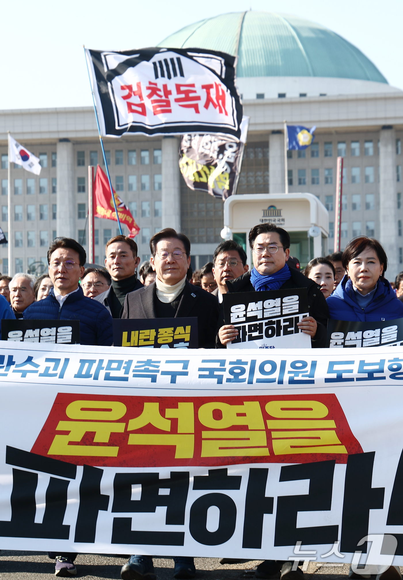 (서울=뉴스1) 김민지 기자 = 더불어민주당 이재명 대표와 박찬대 원내대표를 비롯한 의원들이 19일 오후 서울 여의도 국회에서 윤석열 대통령 파면을 촉구하며 광화문으로 행진하고 있 …