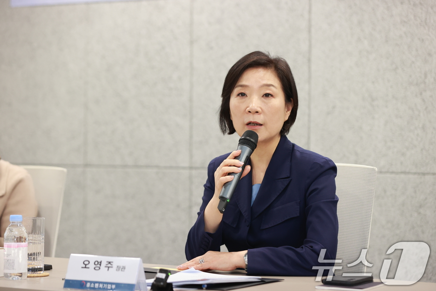 (서울=뉴스1) = 오영주 중소벤처기업부 장관이 19일 서울 강남구 현대리바트 서울사무소에서 열린 '소공인 상생협력 기업 현장방문 및 간담회'에서 인사말을 하고 있다. (중소벤처기 …