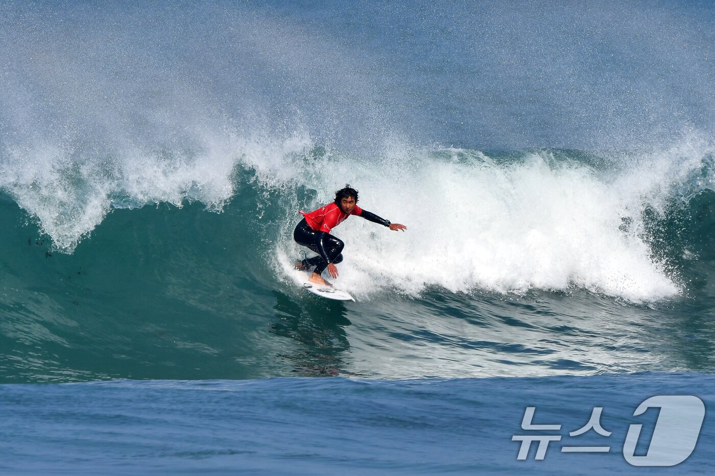 본문 이미지 - 19일 경북 포항시 북구 흥해읍 용한리 해변에서 열린 제7회 포항 메이어스컵 서핑챔피언십 대회에서 선수가 파도를 타고 있다. 2025.3.19/뉴스1 ⓒ News1 최창호 기자