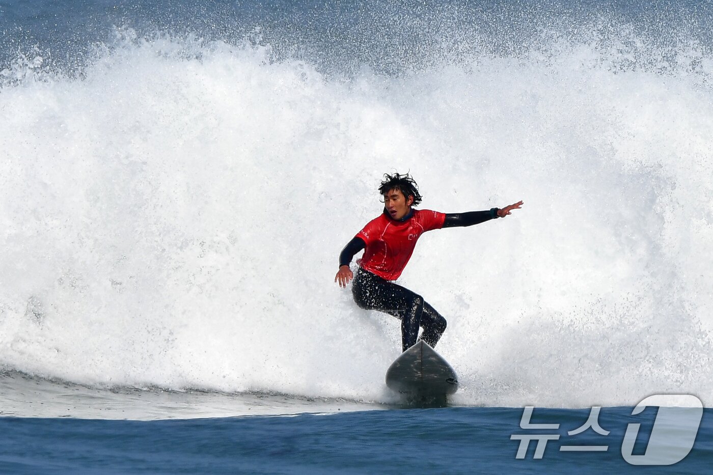 본문 이미지 - 19일 경북 포항시 북구 흥해읍 용한리 해변에서 열린 제7회 포항 메이어스컵 서핑챔피언십 대회에서 선수가 파도를 타고 있다. 2025.3.19/뉴스1 ⓒ News1 최창호 기자