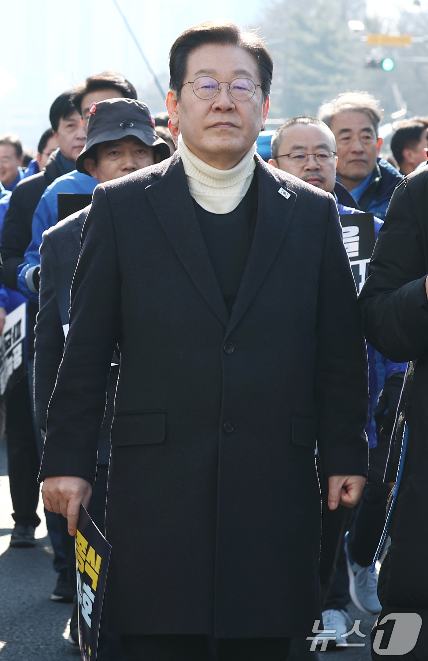 (서울=뉴스1) 김민지 기자 = 이재명 더불어민주당 대표가 19일 오후 서울 여의도 국회에서 방탄복을 입고 윤석열 대통령 파면을 촉구하며 광화문으로 행진하고 있다. 2025.3.1 …