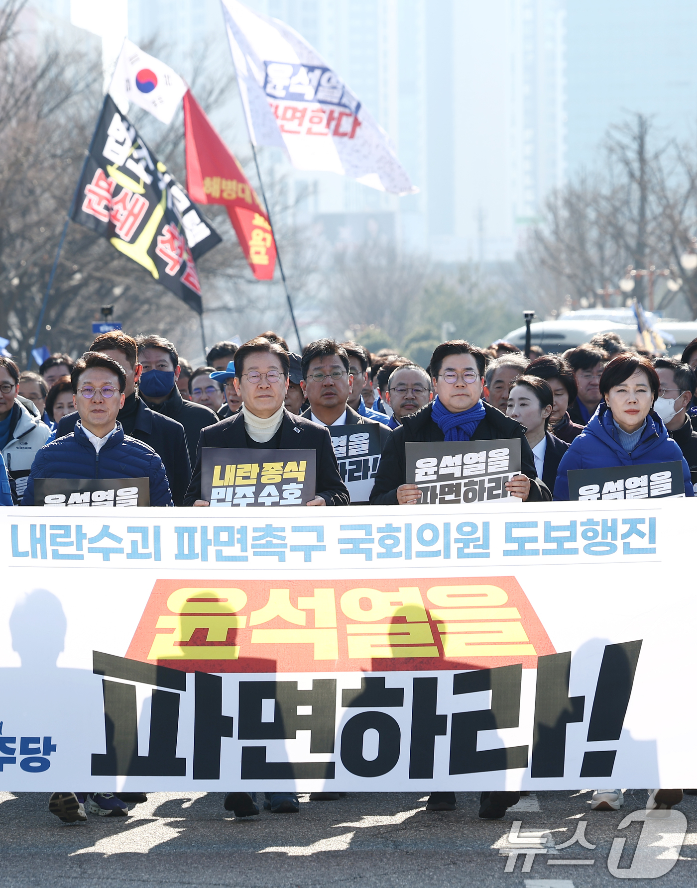 (서울=뉴스1) 김민지 기자 = 더불어민주당 이재명 대표와 박찬대 원내대표를 비롯한 의원들이 19일 오후 서울 여의도 국회에서 윤석열 대통령 파면을 촉구하며 광화문으로 행진하고 있 …