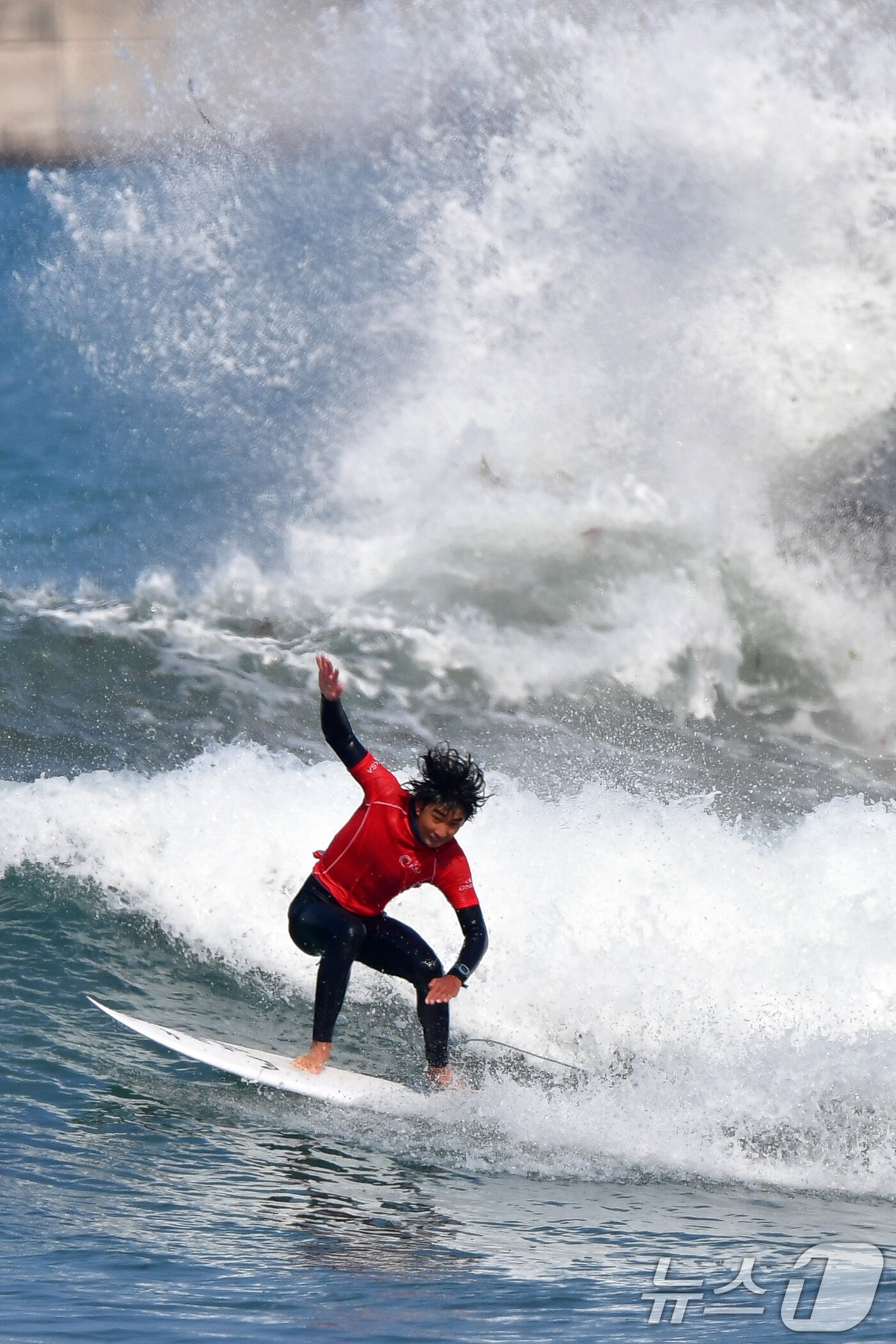 본문 이미지 - 19일 경북 포항시 북구 흥해읍 용한리 해변에서 열린 제7회 포항 메이어스컵 서핑챔피언십 대회에서 선수가 파도를  뚫고 달리고 있다. 2025.3.19/뉴스1 ⓒ News1 최창호 기자