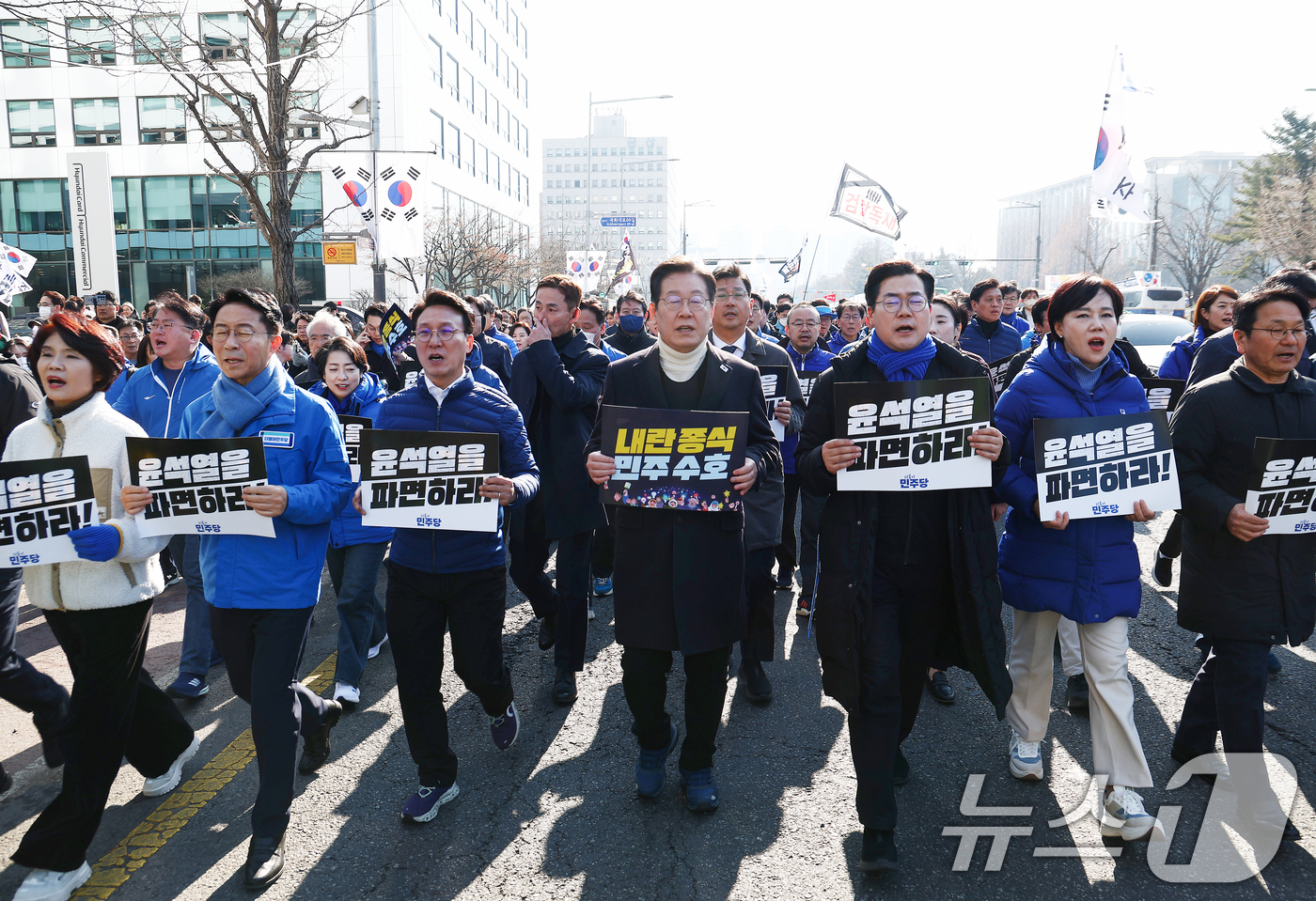 (서울=뉴스1) 김민지 기자 = 더불어민주당 이재명 대표와 박찬대 원내대표를 비롯한 의원들이 19일 오후 서울 여의도 국회에서 윤석열 대통령 파면을 촉구하며 광화문으로 행진하고 있 …