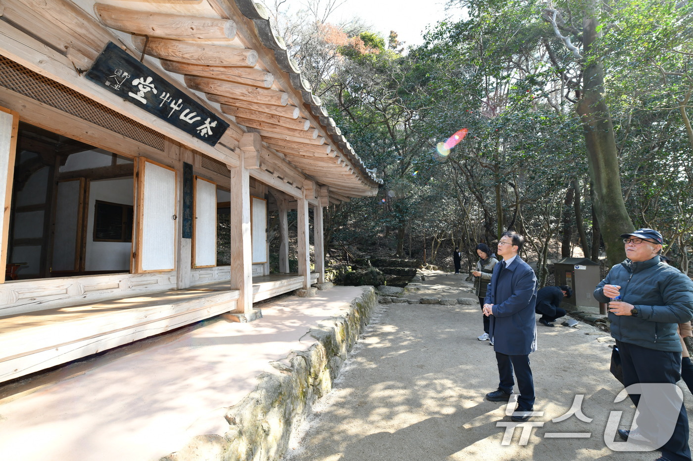 (서울=뉴스1) = 최보근 국가유산청 차장이 19일 명승으로 지정된 전남 강진 소재의 다산초당을 방문해 관계자들과 외관을 살펴보고 있다. (국가유산청 제공. 재판매 및 DB 금지) …