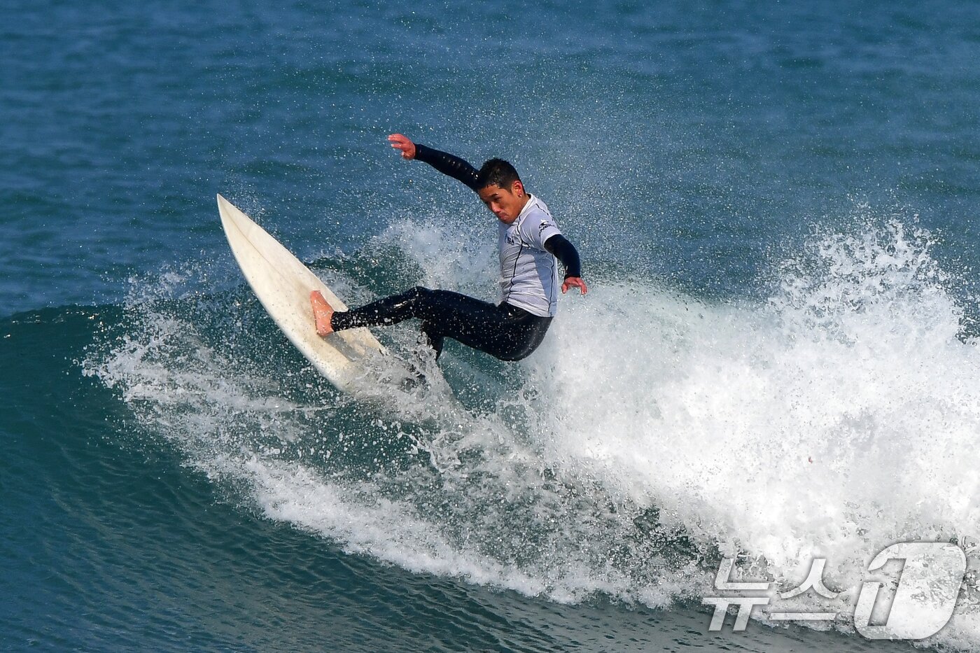 본문 이미지 - 19일 경북 포항시 북구 흥해읍 용한리 해변에서 열린 제7회 포항 메이어스컵 서핑챔피언십 대회에서 선수가 탑턴 기술을 선보이고 있다. 2025.3.19/뉴스1 ⓒ News1 최창호 기자