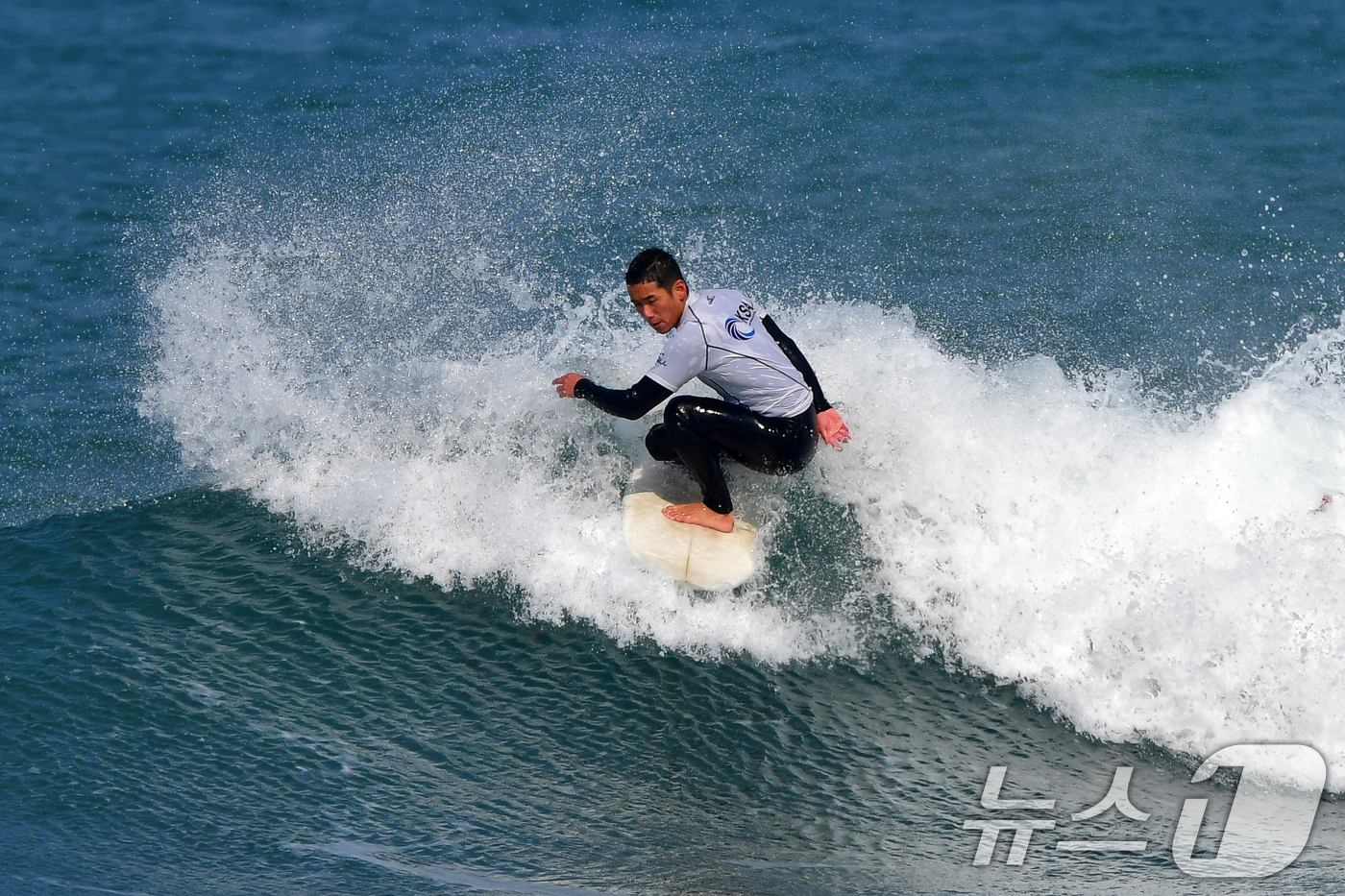 (포항=뉴스1) 최창호 기자 = 19일 경북 포항시 북구 흥해읍 용한리 해변에서 열린 제7회 포항 메이어스컵 서핑챔피언십 대회에서 선수가 파도를 타고 있다. 2025.3.19/뉴스 …