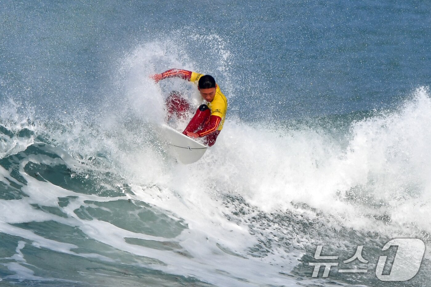 본문 이미지 - 19일 경북 포항시 북구 흥해읍 용한리 해변에서 열린 제7회 포항 메이어스컵 서핑챔피언십 대회에서 선수가 안정돈 자세로 파도를 타고 있다. 2025.3.19/뉴스1 ⓒ News1 최창호 기자