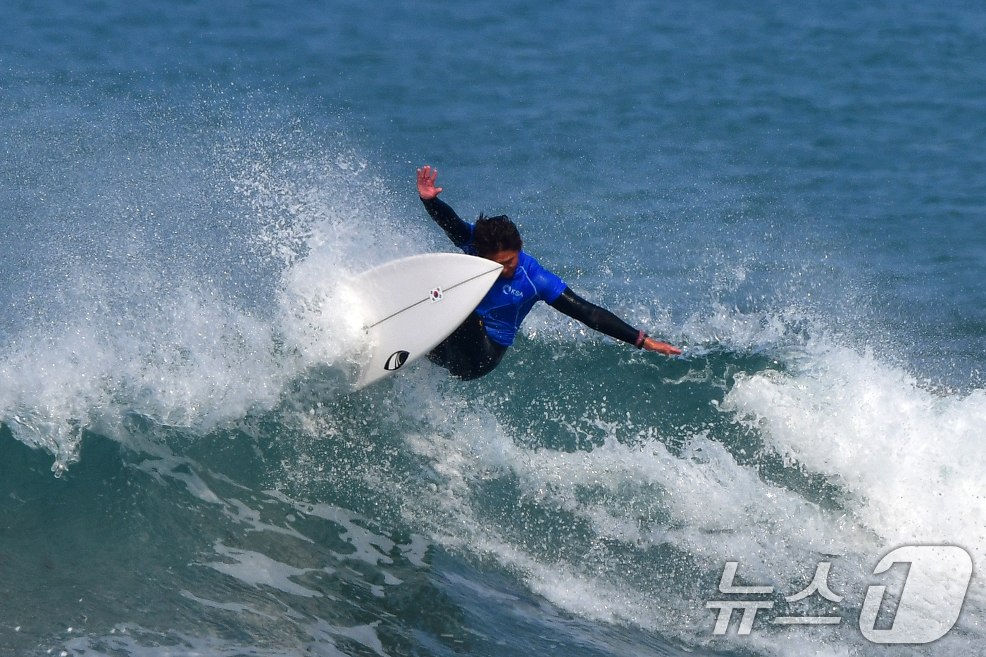 (포항=뉴스1) 최창호 기자 = 19일 경북 포항시 북구 흥해읍 용한리 해변에서 열린 제7회 포항 메이어스컵 서핑챔피언십 대회에서 선수가 파도를 타고 있다. 2025.3.19/뉴스 …